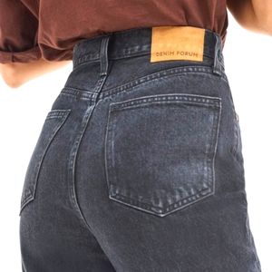 DENIM FORUM Super High Rise Cigarette Jeans. Size 29 W, 30L. Black.